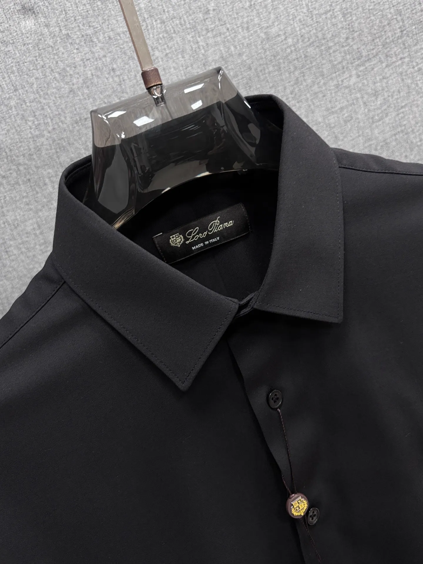 LP artificial three-dimensional cutting, the upper body is naturally slim, pure cotton and bamboo fiber fabric, exquisite craftsmanship and grandeur. Outstanding fashion sense. Interpret the brand's avant-garde and fashionable shirt trend style. Premium atmosphere and class. Color: Black, White Specifications: 38-44 (M-4XL)
